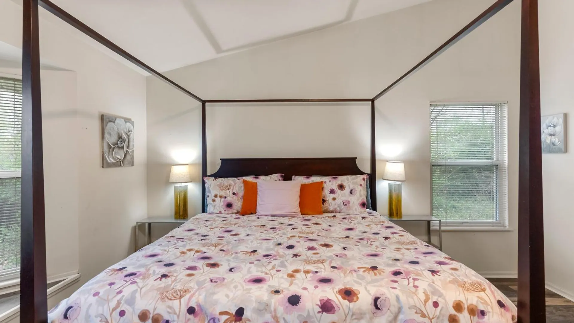 Spacious Retreat With Serene Garden Sleeps Up To Eleven Olivette